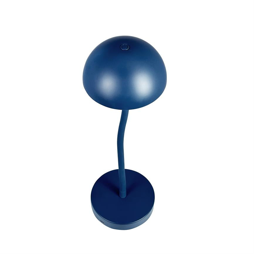 Blå bordlampe står med rund kuppelformet skærm, lille trykknap øverst, bøjelig tynd hals og cirkulær fod på en ensartet hvid baggrund.