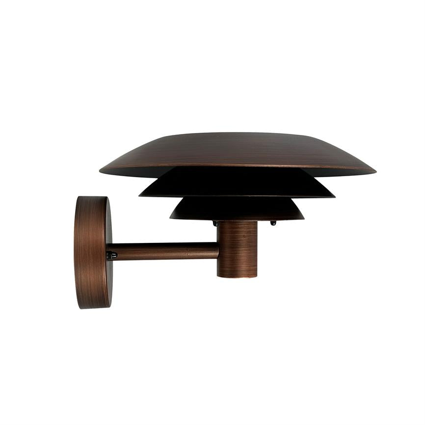 Væglampe monteret på en rund vægplade, med en kort arm og tre flade, lagdelte, kvadratiske metalskærme i bronze; produktfoto mod hvid baggrund.