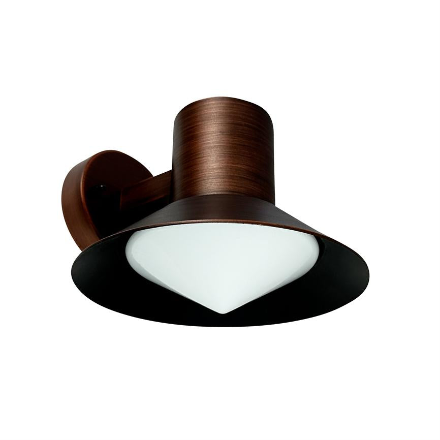 Væglampe med bronzefinish og bred, sort skærm; hvid konisk diffusor peger nedad; monteret på rundt vægophæng, vist mod ensartet hvid baggrund.