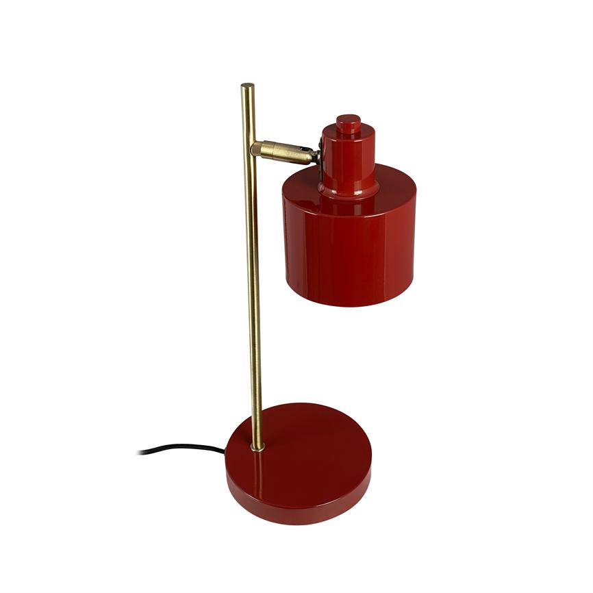 Rød skrivebordslampe med cylindrisk skærm, monteret på en lodret messingstang og rund rød base; justerbar arm og sort strømkabel på hvid baggrund.