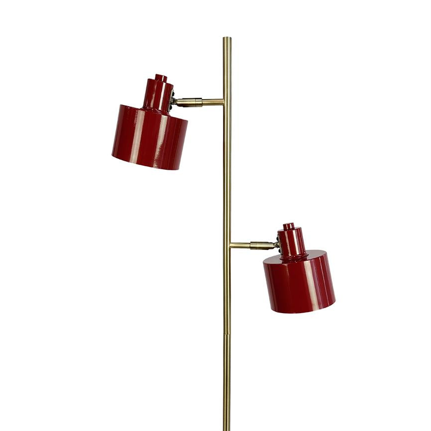 Standerlampe med to røde, blanke skærme monteret på justerbare arme langs en slank guldfarvet lodret stang foran hvid baggrund.