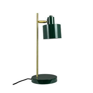 En mørkegrøn bordlampe med rund base og guldfarvet, lodret stang; et justerbart cylindrisk lampehoved hænger fra stangen; sort ledning ligger ved basen mod en hvid baggrund.