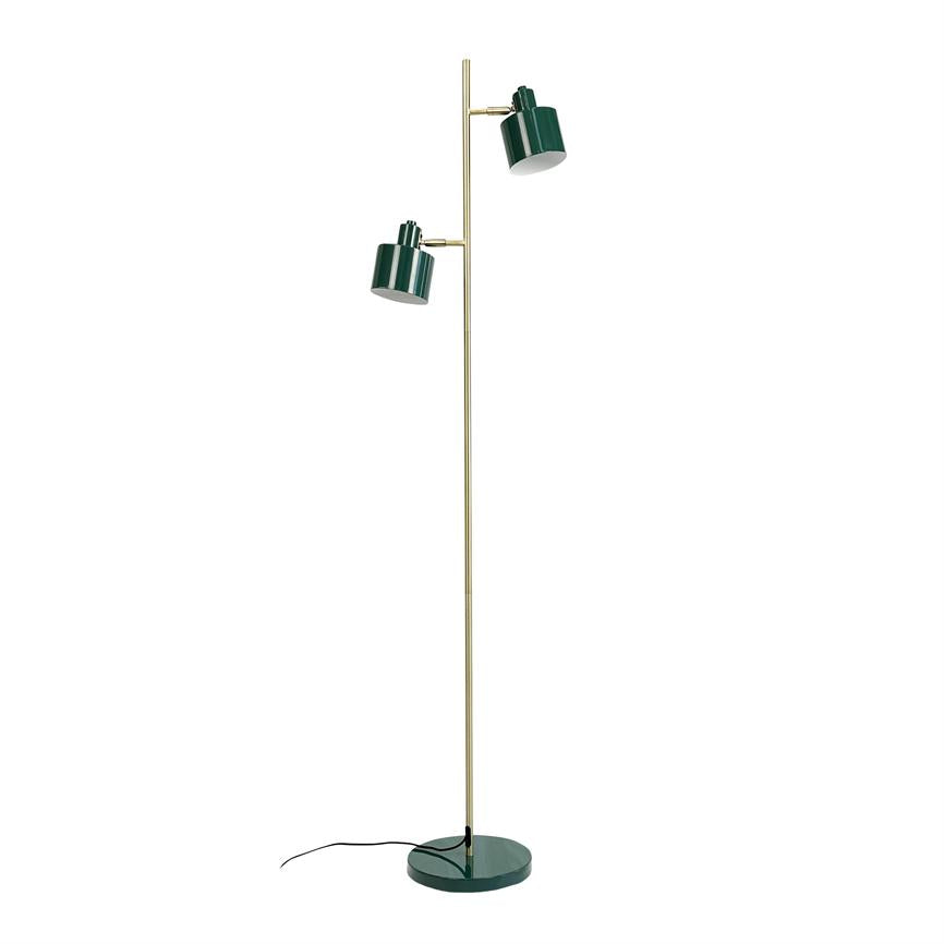 En gulvlampe med to justerbare grønne skærme, der peger i forskellige retninger, på en slank messingstang og rund grøn fod; kabel ligger løst mod hvid baggrund.