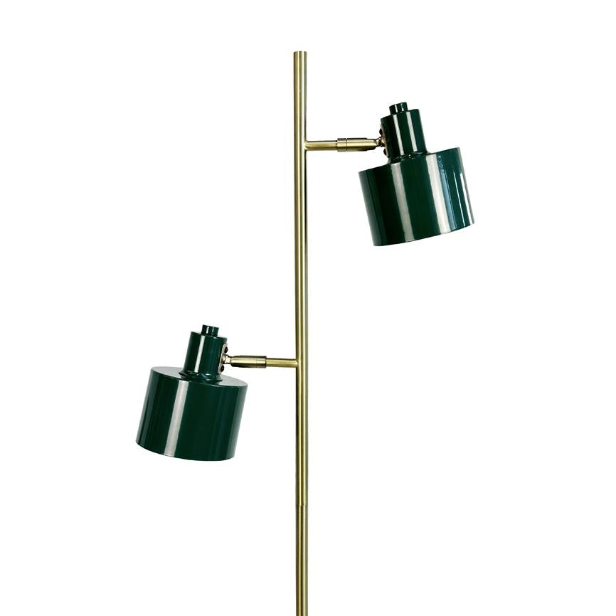 Gulvlampe med to mørkegrønne skærme, justeret i forskellige vinkler; monteret på slankt, lodret messingstativ mod ensartet hvid baggrund.