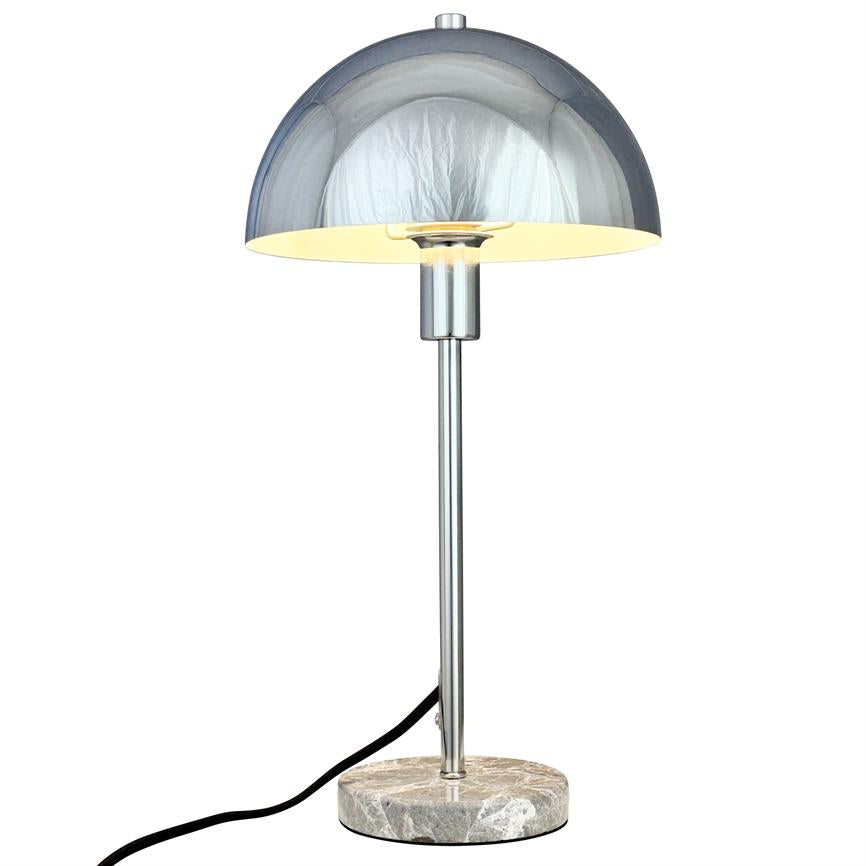 Lampe: skinnende halvklodeformet skærm lyser nedad; slank kromstang hviler på rund marmorbase; sort led løber fra basen mod venstre på neutral hvid baggrund.