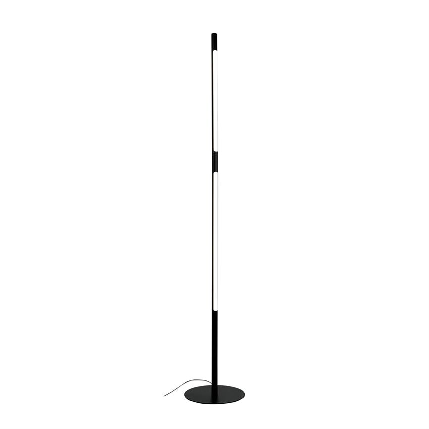 En slank, sort-hvid LED-gulvlampe står oprettet og udsender blødt hvidt lys; den står på en rund sort fod med synlig ledning foran en neutral, hvid baggrund.