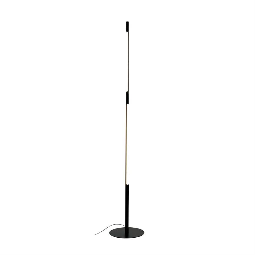 En slank, sort gulvlampe lyser med en vertikal LED-stribe og står på en rund metalfod foran en ensartet hvid baggrund.