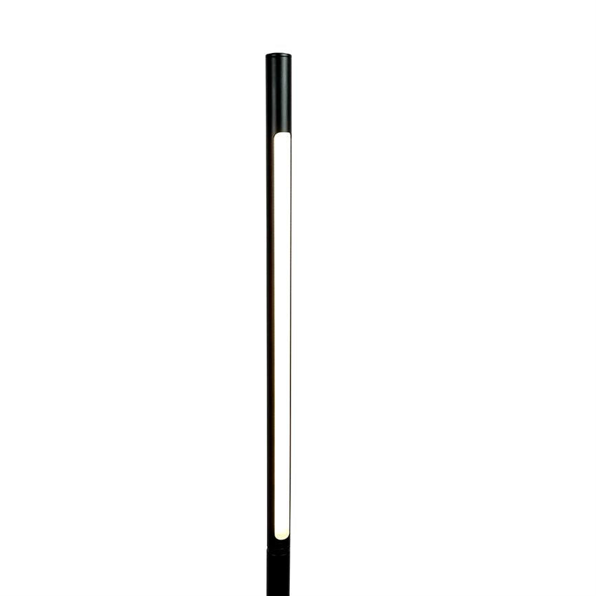 Smal, sort gulvlampe lyser med en lang, indbygget LED-stribe; står opret på hvid, ensfarvet baggrund, minimalistisk og slank form.