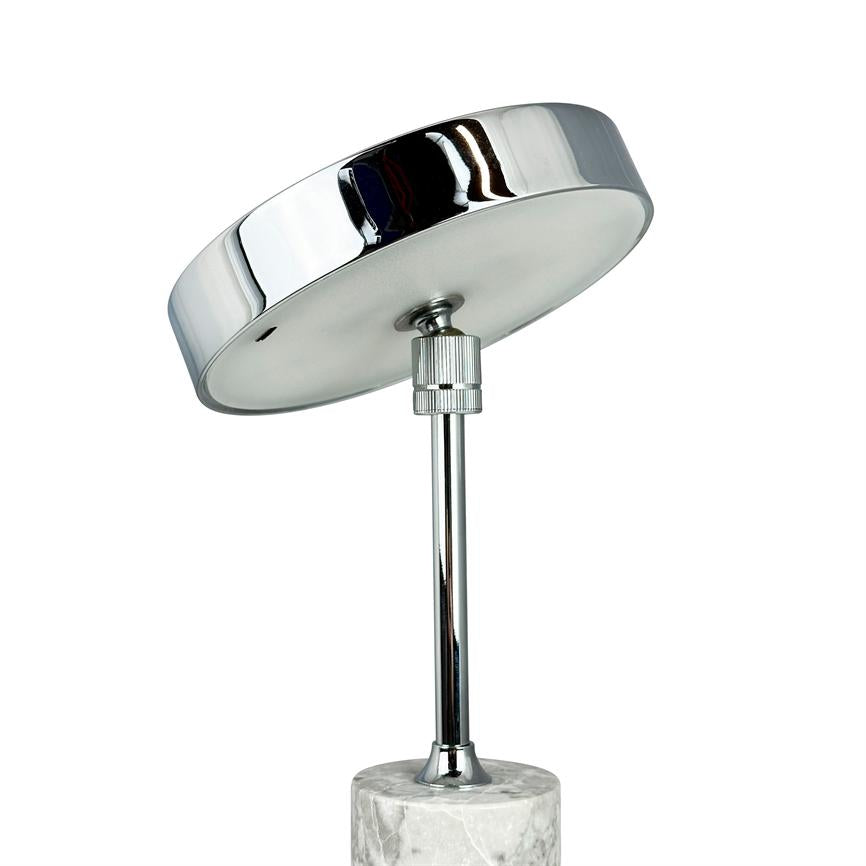 Bordlampe med blankt kromskærm, der er let vinklet; metalstang forbinder skærmen til en kort marmorbase. Omgivelser: hvid, neutral baggrund i produktfotografering.