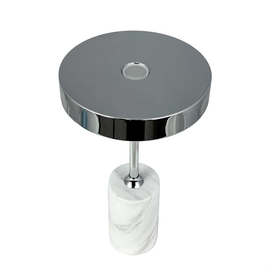 Rund krom top hviler på et slankt kromskaft, som er forbundet til en cylindrisk hvid marmorbase på en ren, hvid baggrund.