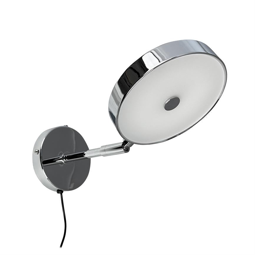 Væglampe monteret på en rund metalplade, med et hængslet armstykke og et rundt, justerbart skærm vendt frem; kromfinish, hvid diffusor og sort ledning hængende ned.