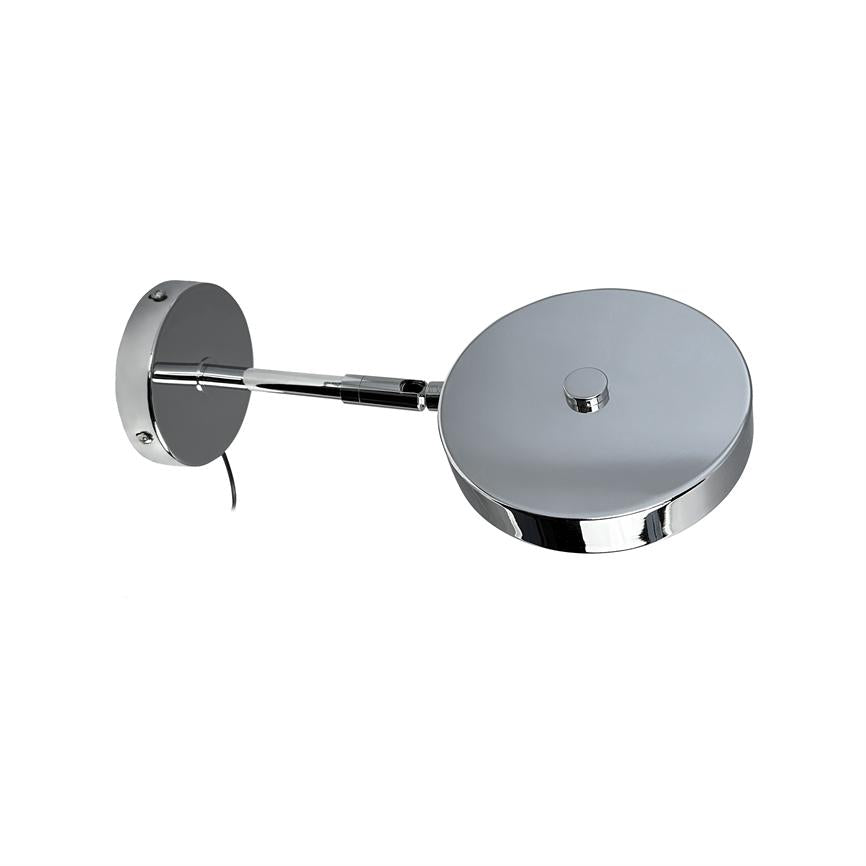 Rundt krom lampehoved forbundet til en justerbar vægarm; lampen er vinklet udad og fremstår mod en ensartet hvid baggrund.