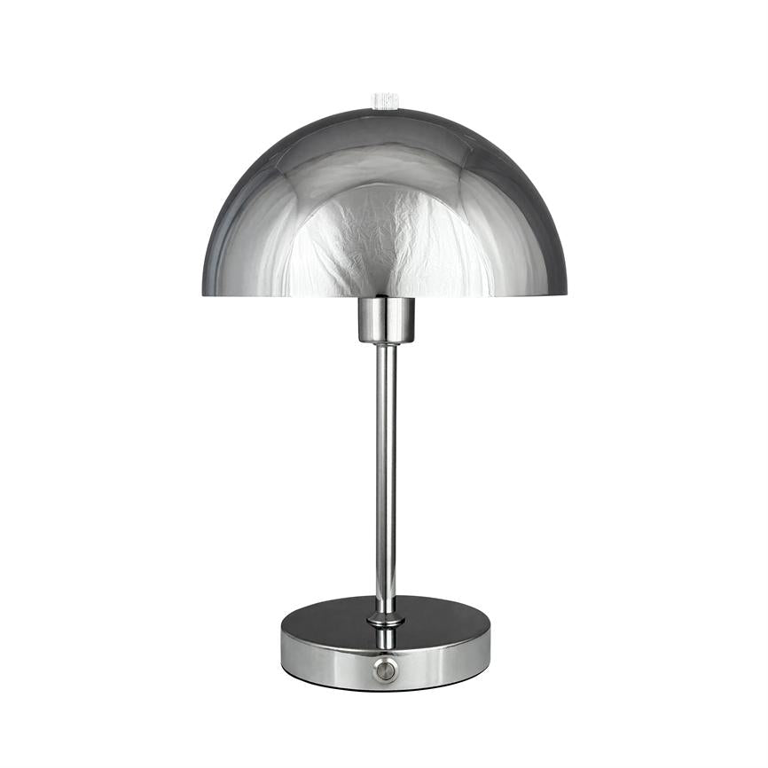 Bordlampe med blank krom halvkugleskærm står på en slank stang og rund base; enkel, moderne form mod en neutral hvid baggrund.