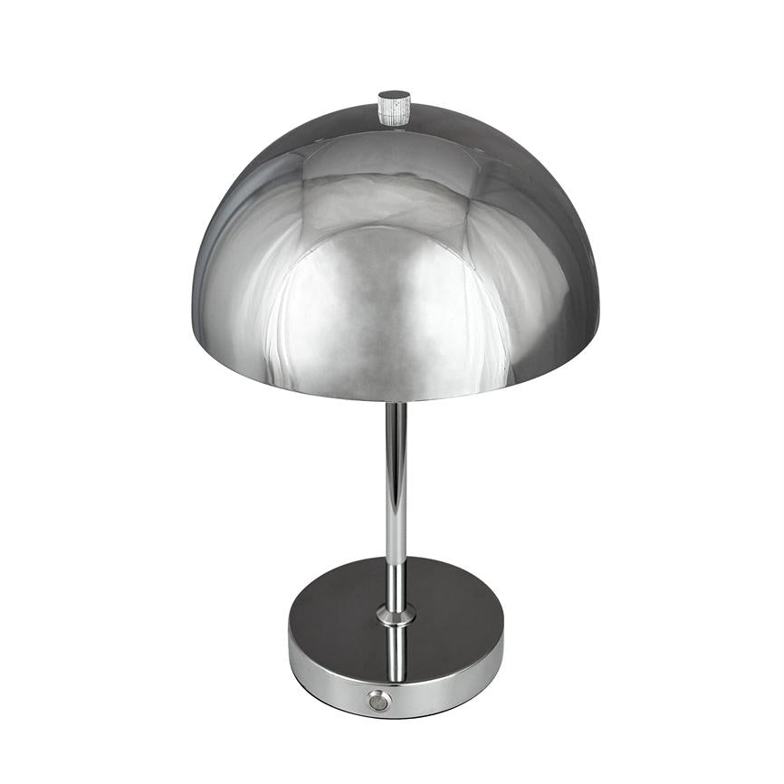 Kromet bordlampe med halvkugleformet skærm, står på slank stang og rund base; skærmen reflekterer lys og omgivelser mod en ensartet hvid baggrund.