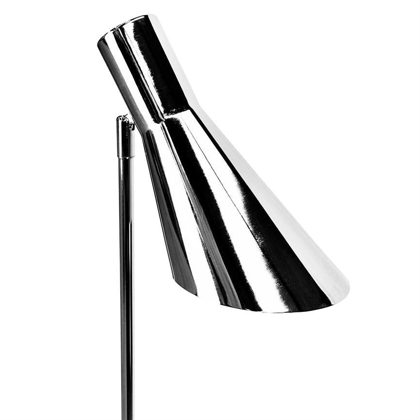 Krom skrivebordslampe peger skråt nedad; slankt, justerbart lampehoved monteret på en tynd stang foran en ensartet hvid baggrund, blankpoleret og spejlende.
