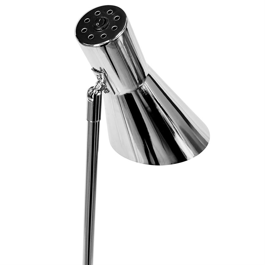 Krom bordlampe med kegleformet skærm, vinklet nedad via hængsel, monteret på en slank stålskaft; blankt reflekterende overflade, isoleret mod hvid baggrund.
