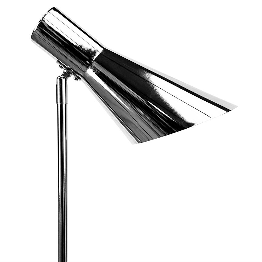 Kromet lampehoved vinklet skråt nedad, monteret på en slank metalstang; lampen peger mod underlaget foran en ensartet hvid baggrund.