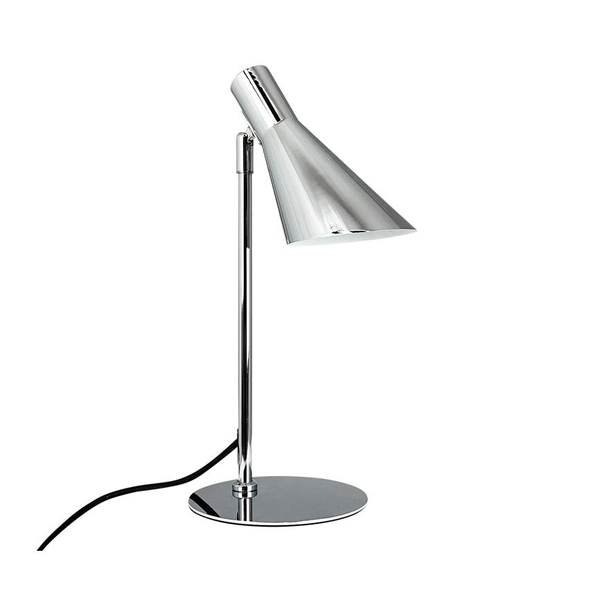 En krom bordlampe står med skærm rettet nedad; slank stang og rund fod på hvid baggrund, sort ledning ligger løst ved basesiden.