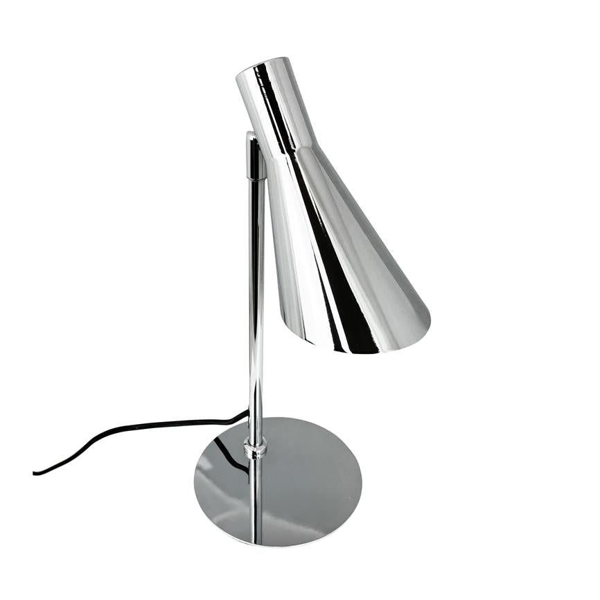 En krom bordlampe peger skråt nedad, monteret på en slank søjle og rund base; en sort ledning ligger snoet ved basen på en hvid baggrund.