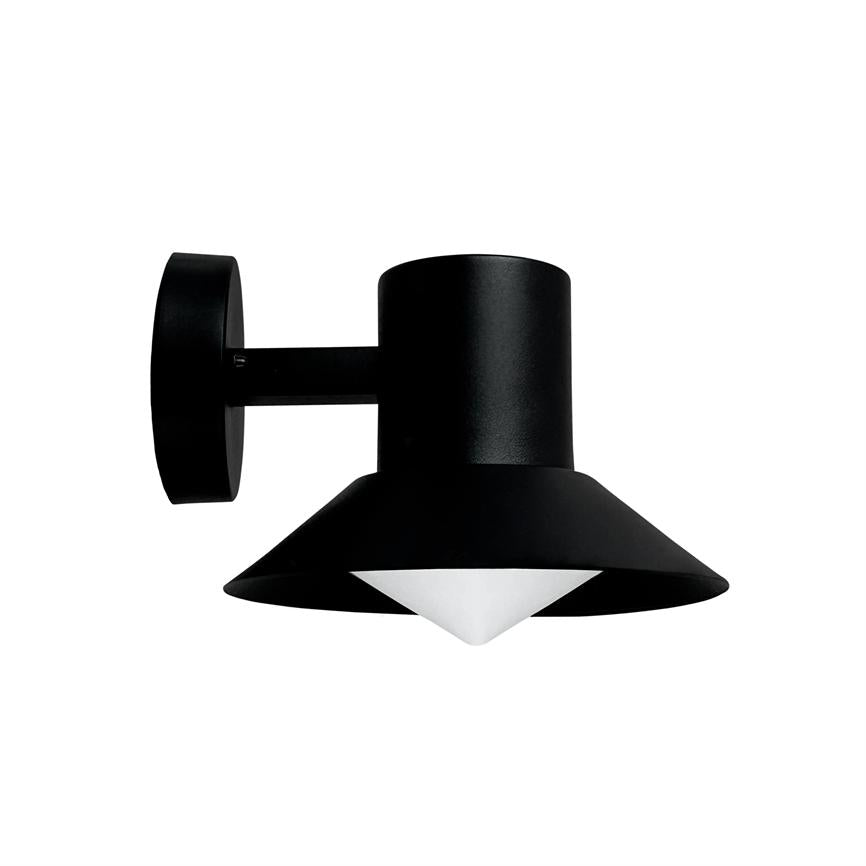 Væglampe monteret med kort arm; sort metalkuppel og bred, skrånende skærm med hvid, konisk diffusor under; minimalistisk design mod hvid baggrund.