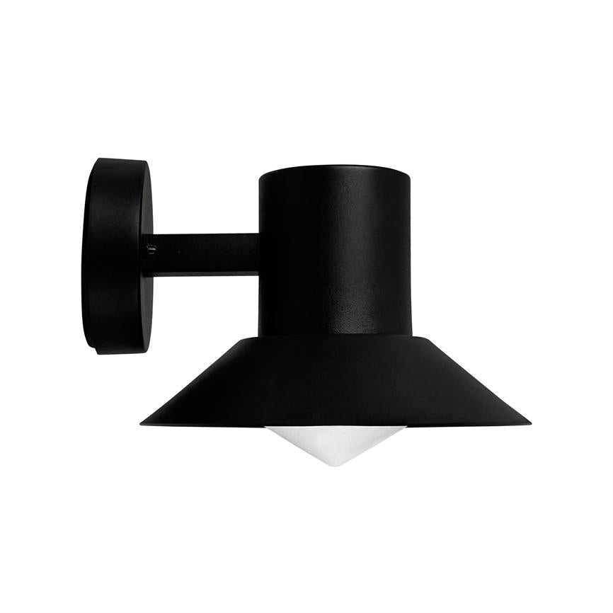 En sort metal væglampe monteret på en rund vægplade; en kort arm fører til en cylindrisk sokkel og en bred skærm, der peger nedad over en hvid pyramideformet diffuser.