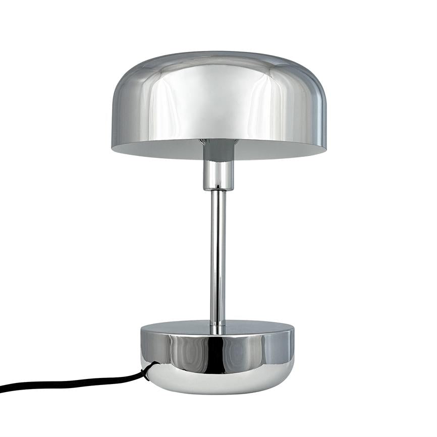En poleret krom bordlampe med rund kuppel hviler på en tynd stang over en rund base; sort ledning peger mod venstre, på hvid baggrund.