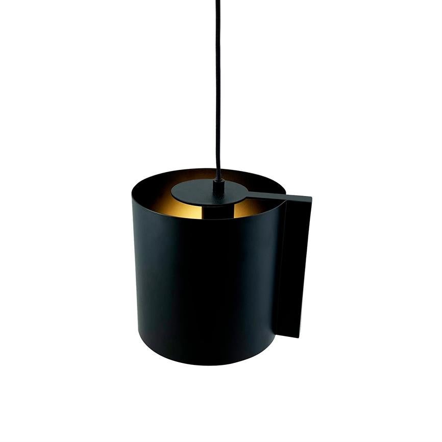 Sort cylindrisk pendellampe, hænger i sort ledning og kaster varm gylden belysning indefra; enkel, moderne minimalistisk design mod en ensartet hvid baggrund.