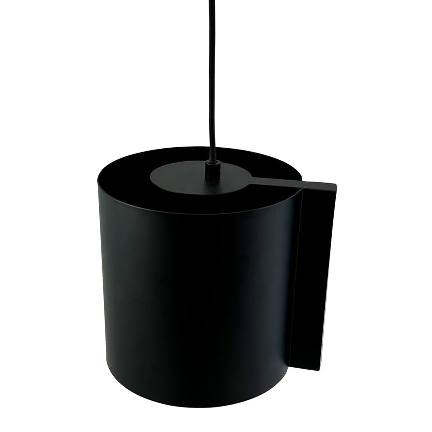 En sort cylindrisk loftlampe hænger fra en tynd ledning; den har et smalt rektangulært beslag langs siden og ses isoleret mod en ensartet hvid baggrund.