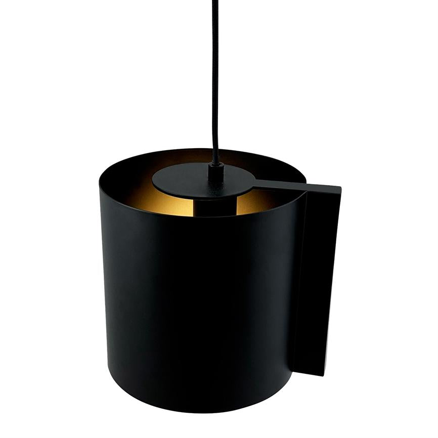 Sort cylindrisk pendel-lampe udstråler en varm, gylden indvendig glød; hænger i en sort ledning og har et kort sidebeslag mod en ensartet hvid baggrund.