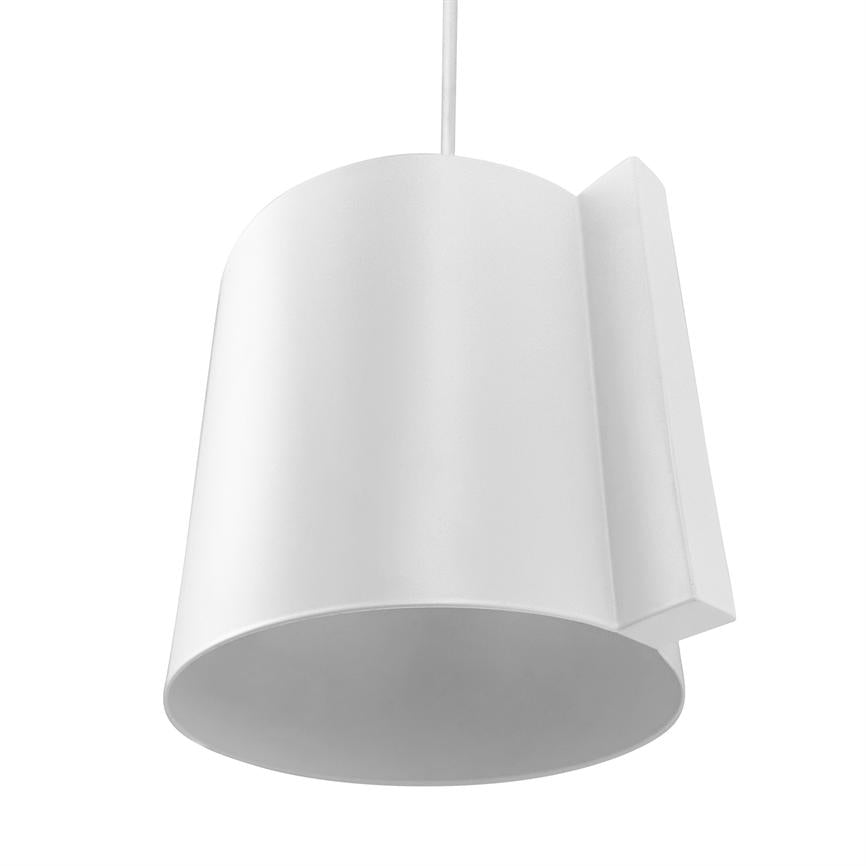 En hvid cylindrisk pendellampe hænger i en tynd ledning; lampeskærmen er glat med en rektangulær udbygning på siden, vist mod en neutral hvid baggrund.