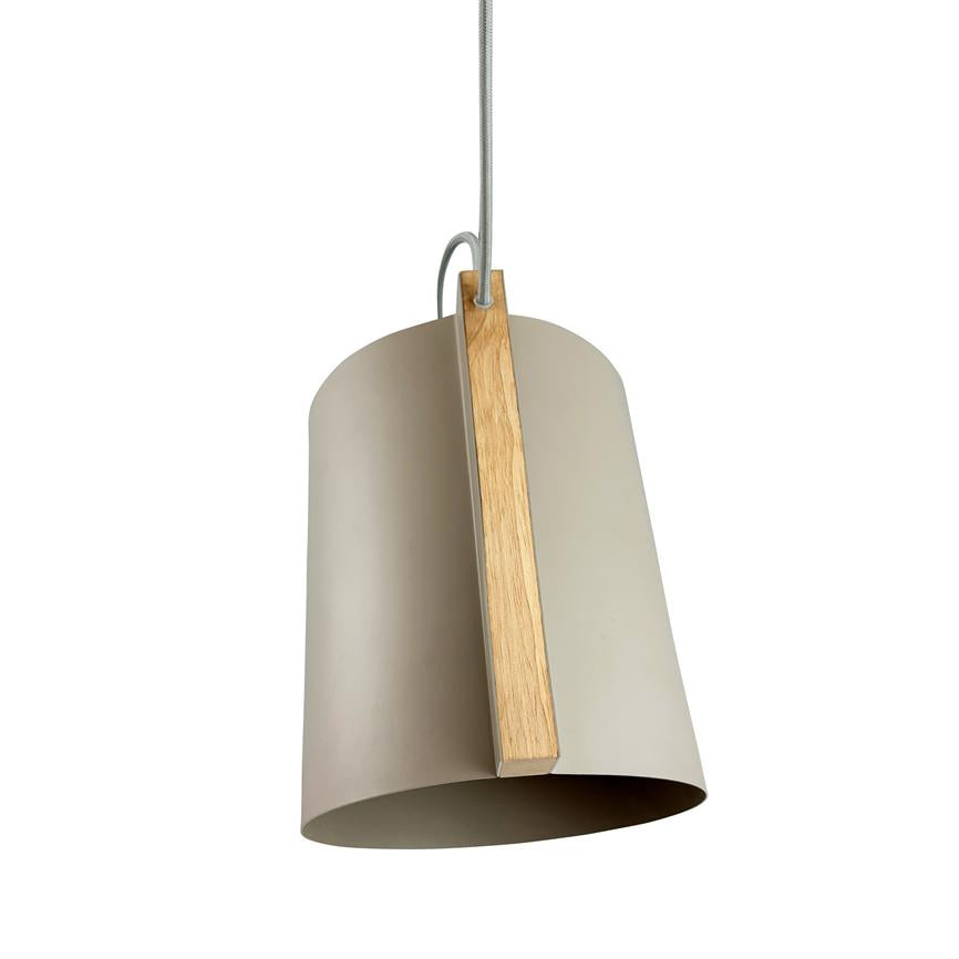 En beige cylindrisk hængelampe hænger i en tekstilledning; en smal trælist er fastgjort langs skærmens yderside. Baggrunden er neutral hvid.