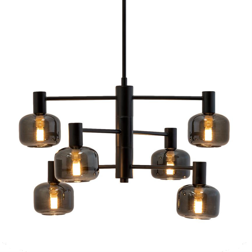 Loftlampe med seks røgfarvede glaskupler hængende i sort metalstativ, hver kuppel udsender varmt, gyldent LED-lys; minimalistisk, moderne design mod hvid baggrund.