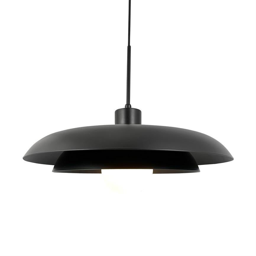 Sort, rund hængelampe hænger i et sort kabel og udsender blødt, nedadrettet lys gennem to overlappende metalskærme. Omgivelser: neutral hvid baggrund, moderne og minimalistisk.