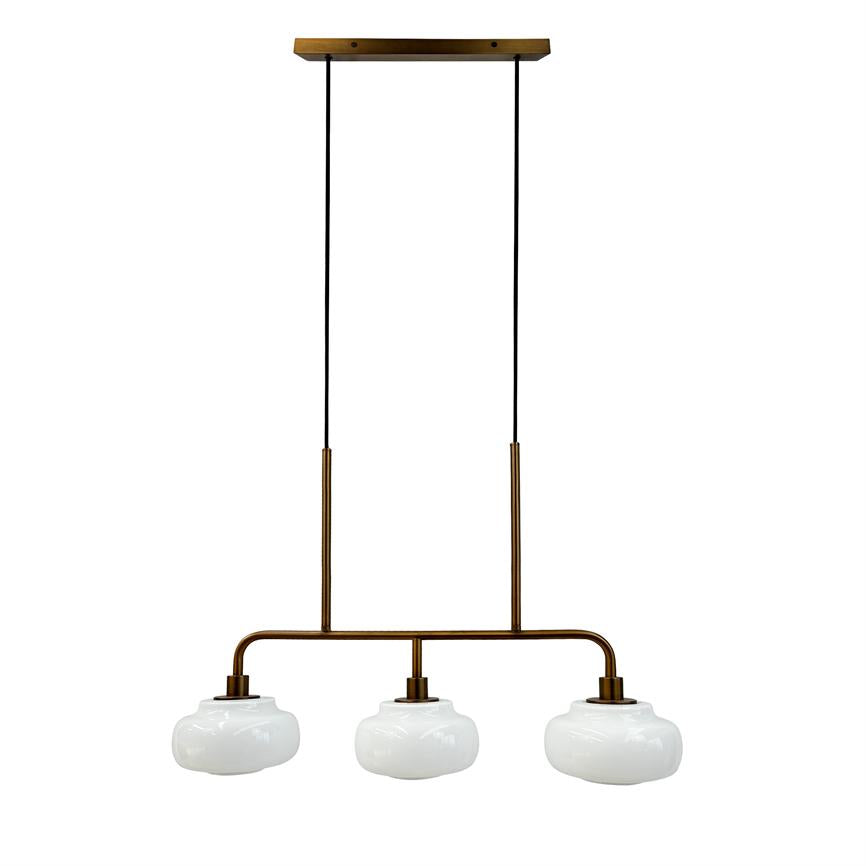 En loftslampe hænger fra et rektangulært loftbeslag via to sorte ledninger, med en messingfarvet tværstang og tre hvide, runde glaslampeskærme; isoleret mod hvid baggrund.