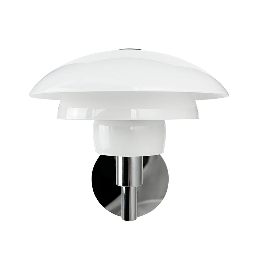 Væglampe med lagdelte opalglas-skærme, monteret på en rund krom vægplade; kort kromstang holder skærmen. Lampen vises isoleret mod en neutral hvid baggrund.