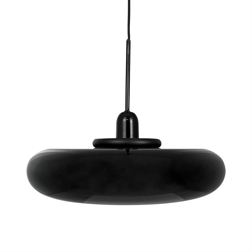 En sort, donut-formet pendellampe hænger i en tynd ledning mod en ensartet hvid baggrund med blank, reflekterende glasoverflade.