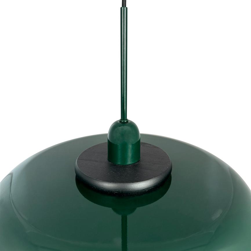 En mørkegrøn pendellampe hænger i en tynd stang over sin kuppel, tæt beskåret mod en hvid baggrund med blank, reflekterende overflade.