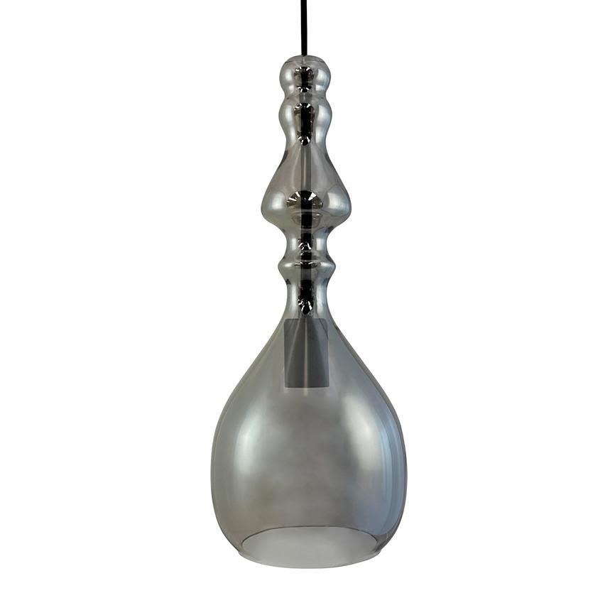 Røgfarvet glaspendel hænger i en sort ledning; bulbøs, ornamenteret form med smeltede kurver, diffus lysåbning i bunden, vist mod en ensartet hvid baggrund.