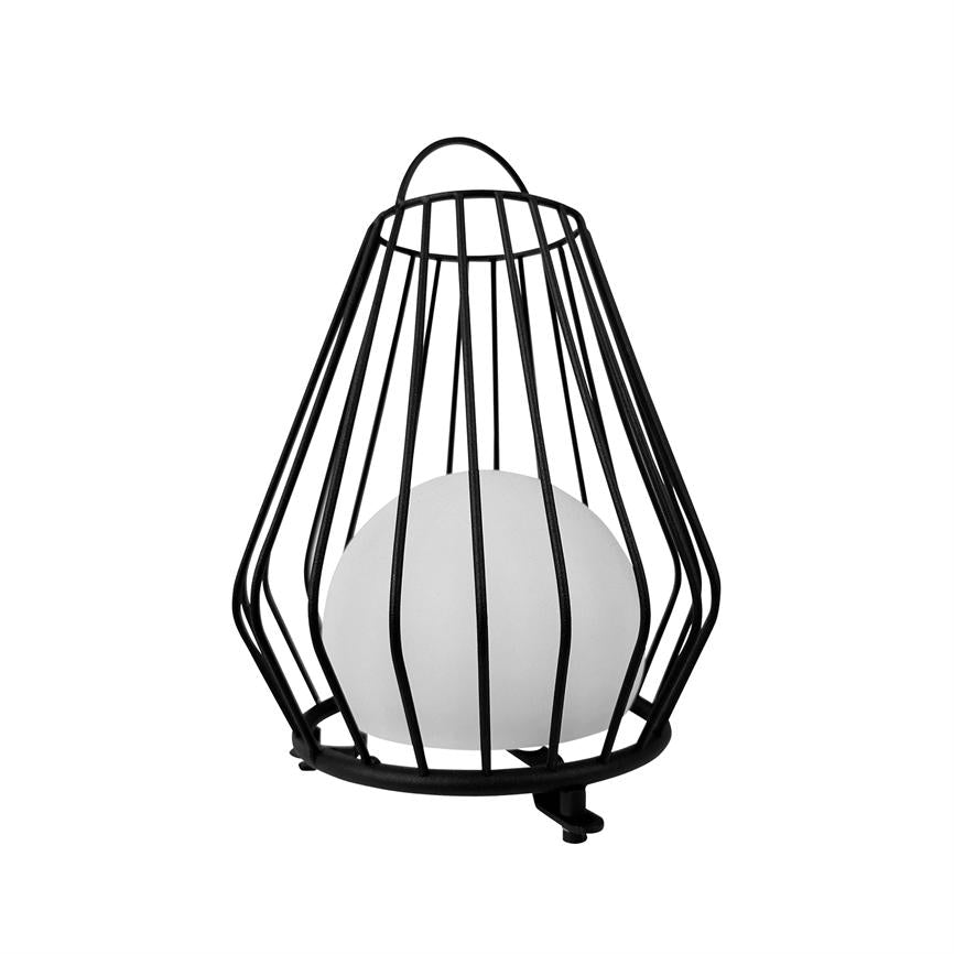 Sort trådkurv omslutter en hvid kuglelampe, holder den i midten; stående på en lille rund base mod en ensartet hvid baggrund.