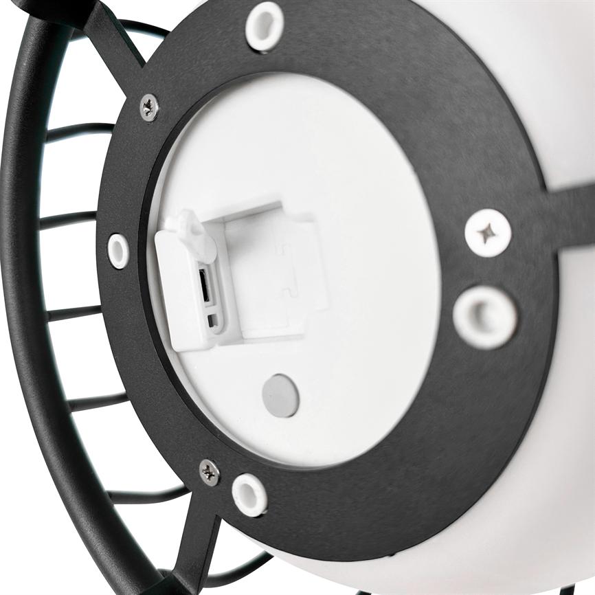 Rund hvid plastplade har en åben lille USB-port med låg; den er monteret i en sort metalring med radialstænger og synlige skruer.