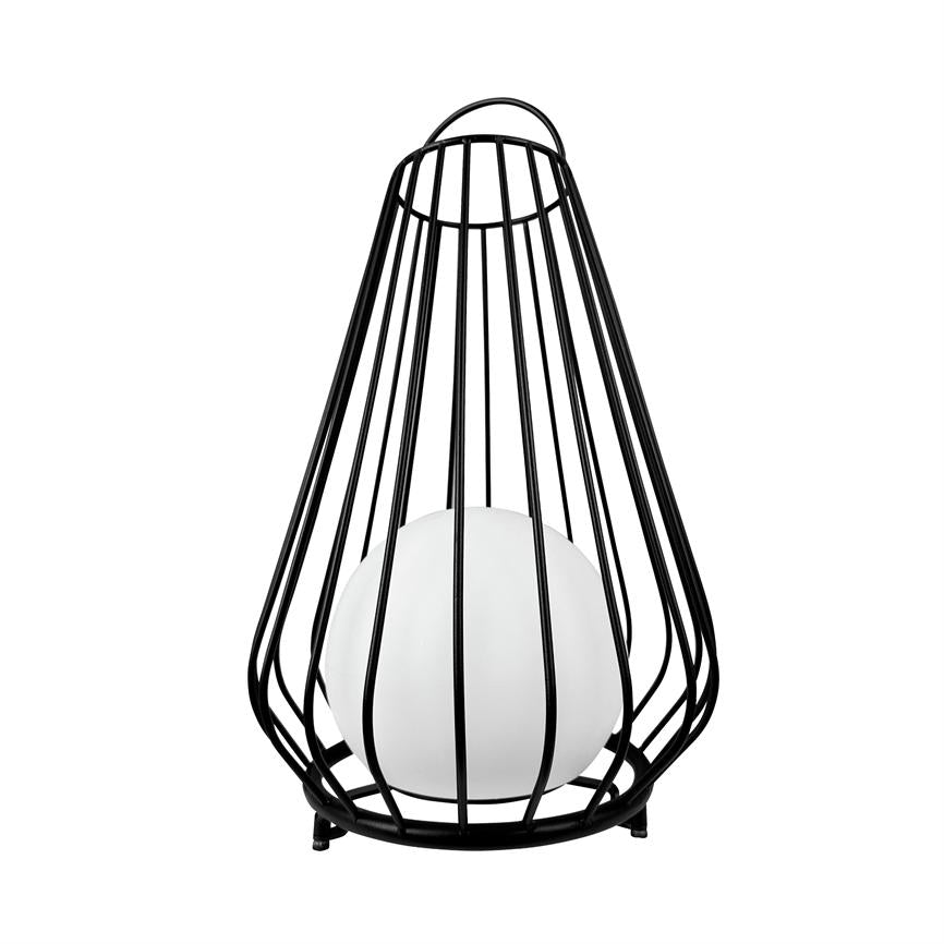 Sort metalgitterlampe indkapsler en hvid kugleformet lampe, med konisk burform og buet top, placeret mod en ensartet hvid baggrund.