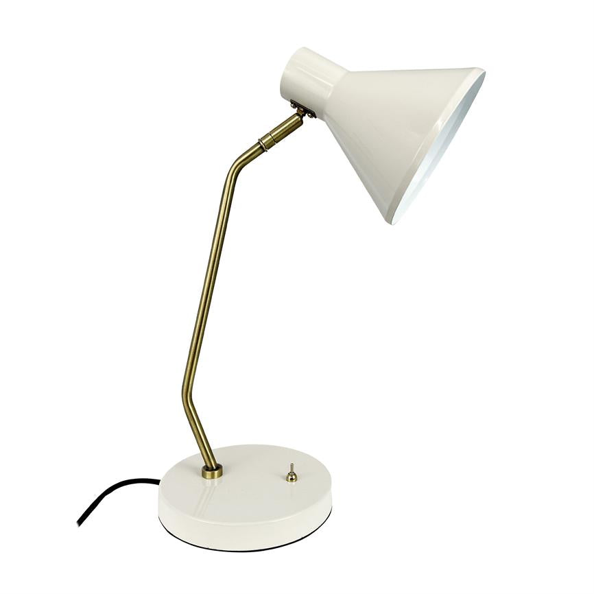 En hvid skrivebordslampe med kegleformet skærm og buet messingarm, peger nedad over en rund hvid fod; sort ledning ruller ud på en neutral hvid baggrund.