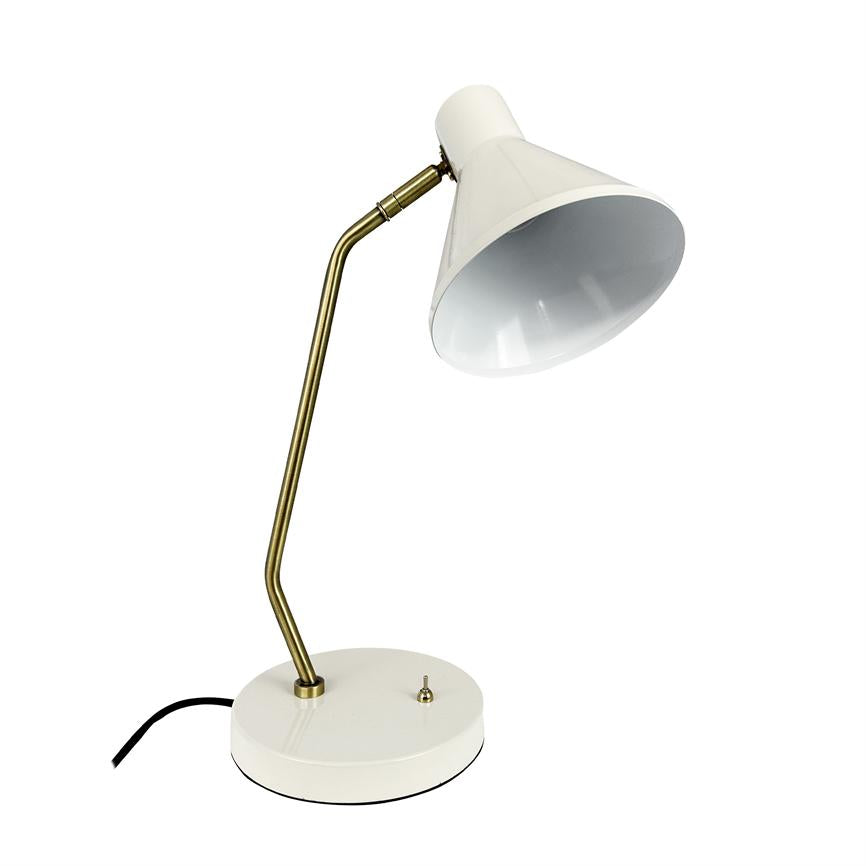 Hvid metal skrivebordslampe med gylden krum arm, skærm vinklet nedad over rund base på ensartet hvid baggrund.