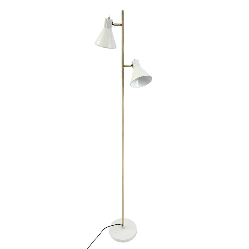 En høj gulvlampe med to hvide, vinklede justerbare skærme; den står på en slank messingstang med rund hvid fod på en neutral hvid baggrund.