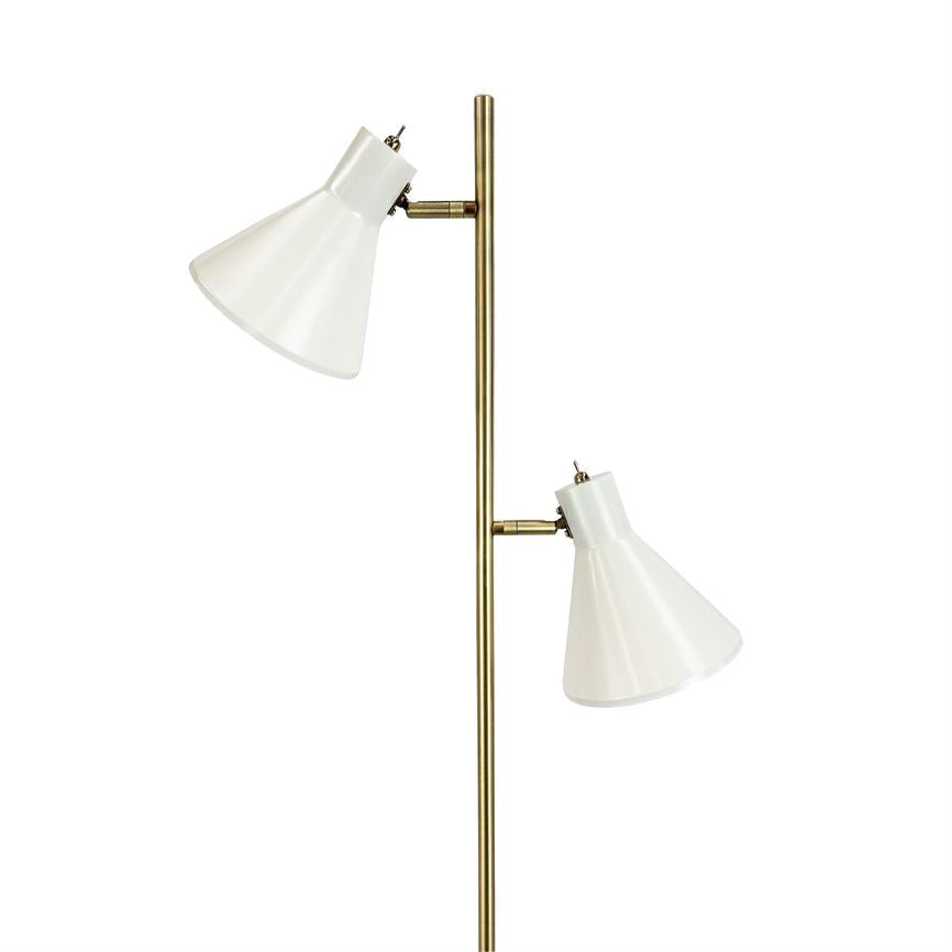 Standerlampe med to hvide, kegleformede skærme monteret på en lodret messingstang; skærmene er vinklet forskelligt og peger nedad, vist mod en neutral hvid baggrund.