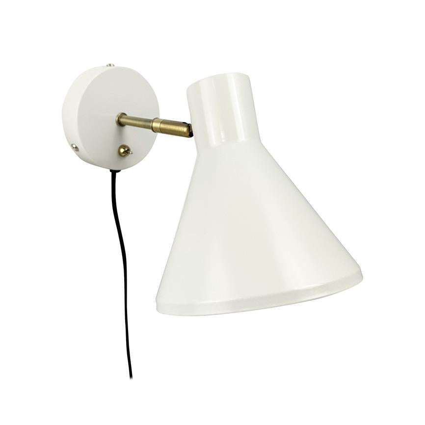 Væglampe peger nedad; hvid konisk skærm monteret på rund hvid plade med kort messingarm og sort ledning, vist mod en neutral hvid baggrund.