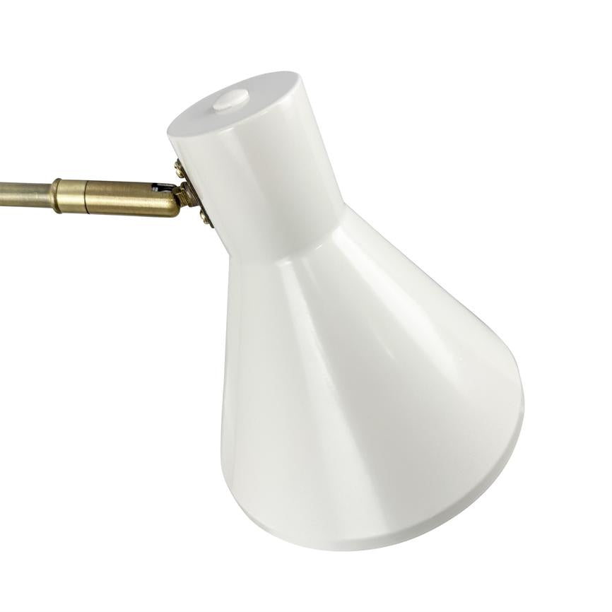 Kegleformet hvid lampeskærm peger nedad, fastgjort til en justerbar messingarm med hængsel; enkel, moderne belysning mod en neutral hvid baggrund.
