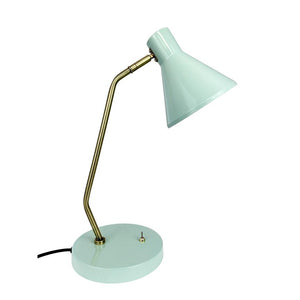 Skrivebordslampe med mintgrøn metalskærm og rund fod, gyldent bøjet armstykke; skærmen er vinklet nedad, en lille vippekontakt og sort ledning synlig, placeret mod ensartet hvid baggrund.