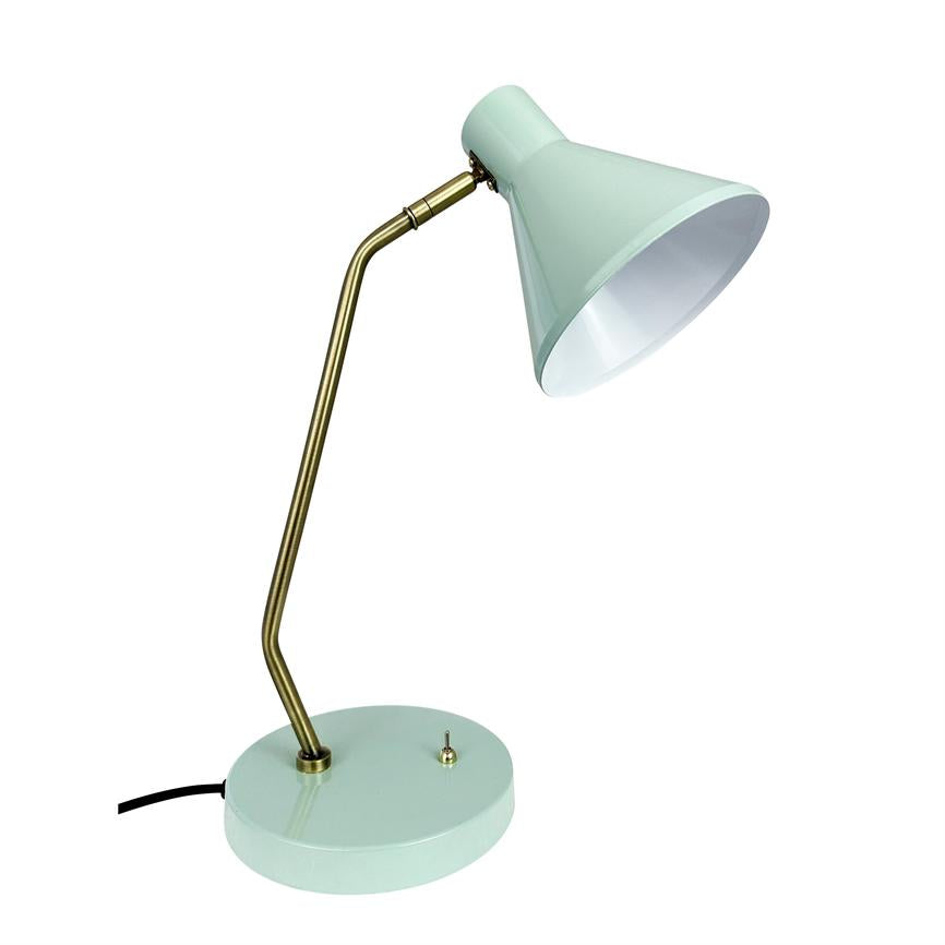 En mintgrøn skrivebordslampe med en kegleformet skærm, vinklet nedad på en buet, messingfarvet arm; står på en rund base med lille vippekontakt og synlig sort ledning.