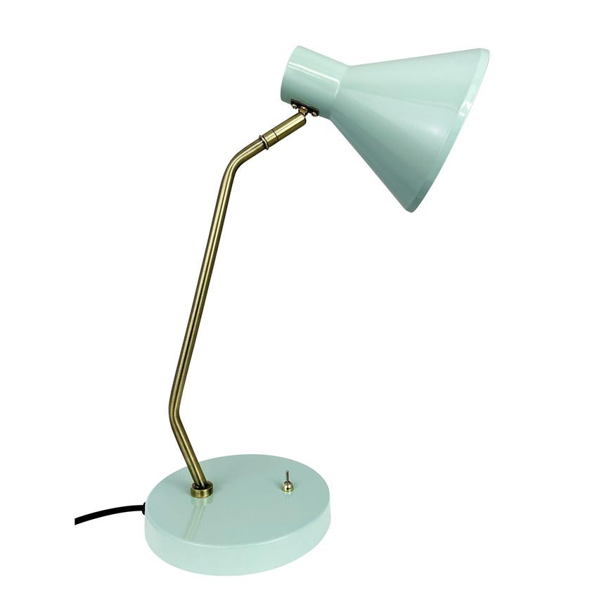 En mintgrøn skrivebordslampe med konisk skærm og gylden, bøjet arm; skærmen er vinklet nedad over en rund fod mod hvid baggrund.